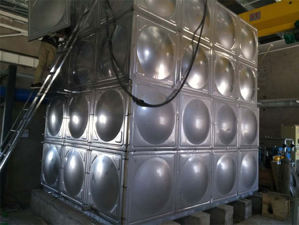 遼中市金杯汽車廠不銹鋼保溫水箱48噸安裝完成